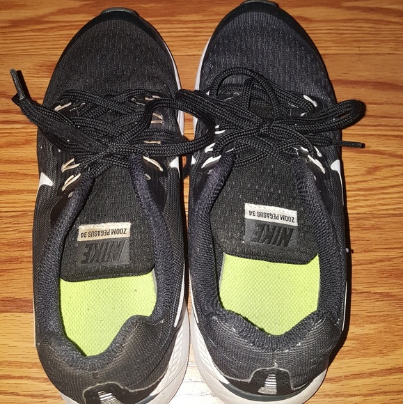 Black Nike shoes - Picture 2 of 4